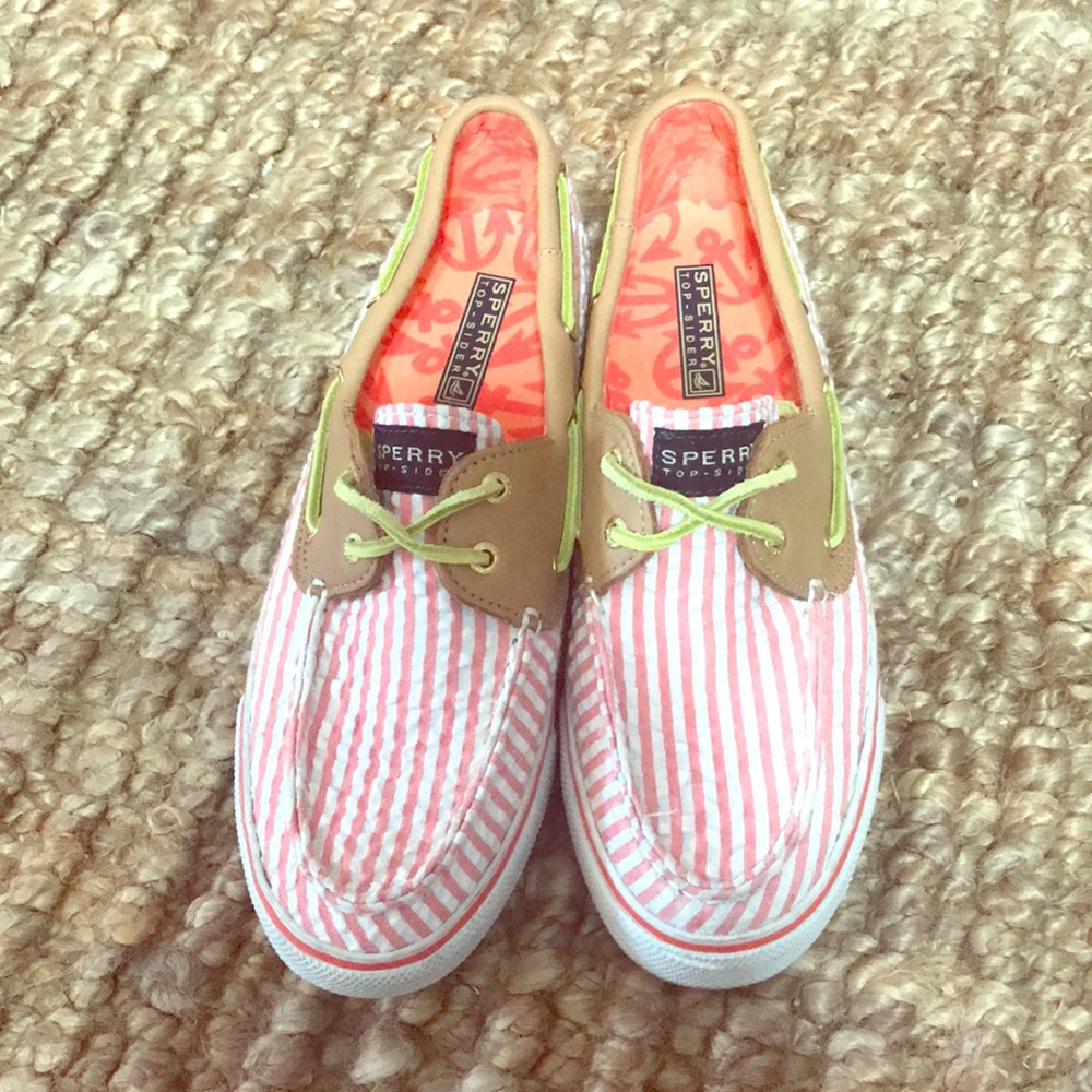 NWOT SPERRY SEER SUCKER PINK BOAT SHOES